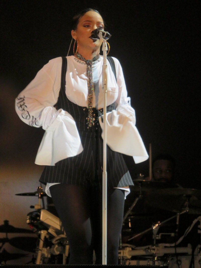 Rihanna külotlu çorap ile sahnede