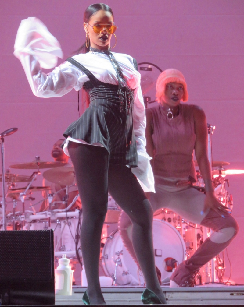 Rihanna külotlu çorap ile sahnede