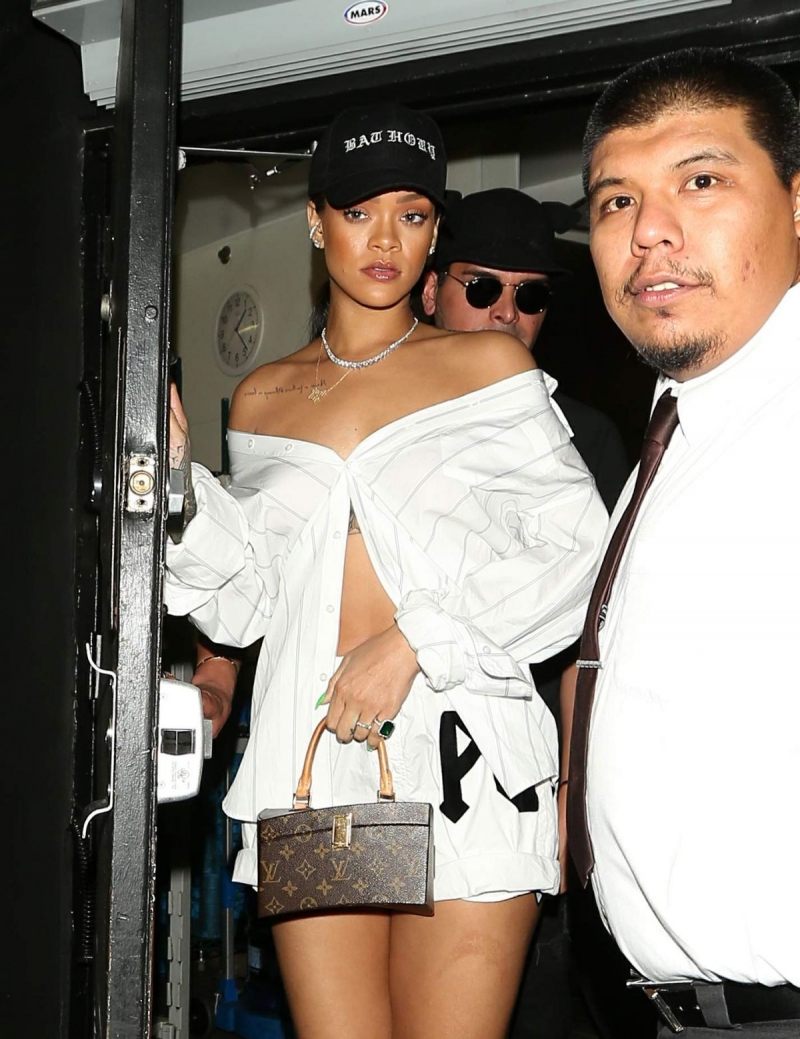 Rihanna omuz ve göbek dekolteli kostümüyle