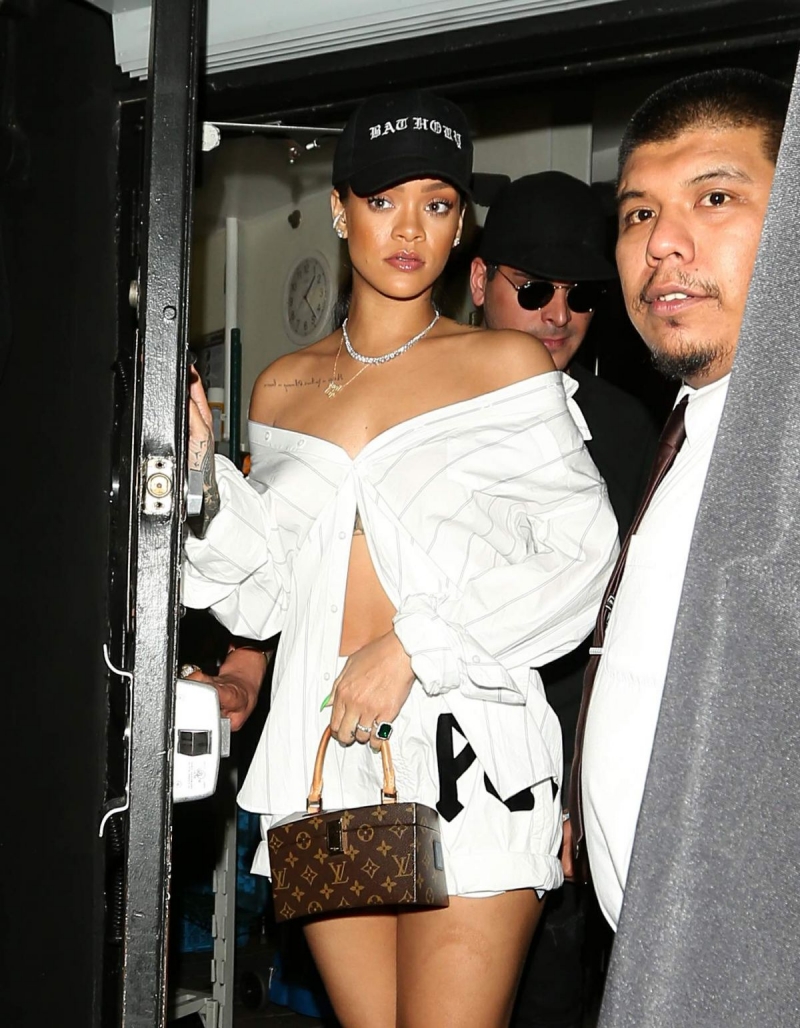 Rihanna omuz ve göbek dekolteli kostümüyle