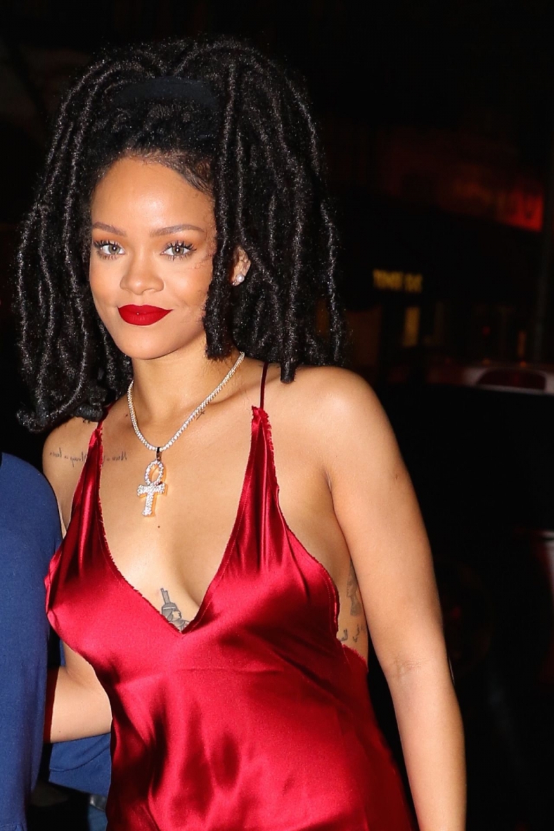 Rihanna göğüs dekolteli yırtmaçlı kırmızı elbise ile sokakta