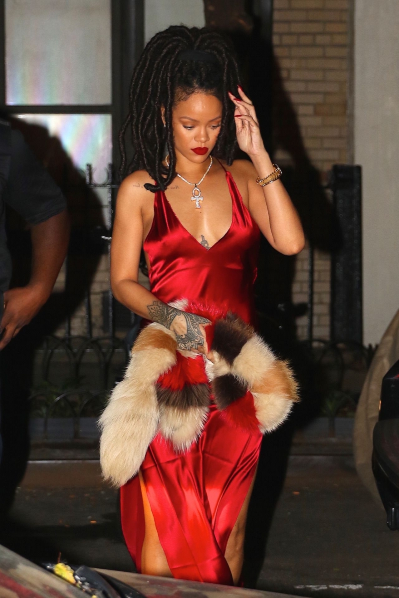 Rihanna göğüs dekolteli yırtmaçlı kırmızı elbise ile sokakta