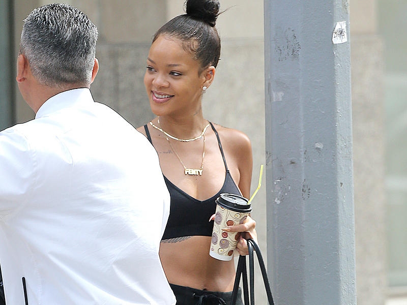 Rihanna siyah pijama ve büstiyer ile sokakta