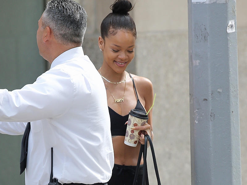 Rihanna siyah pijama ve büstiyer ile sokakta