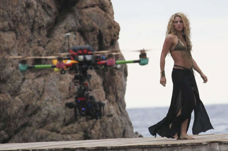 Shakira  Katalonya sahilinde film çekimlerinde